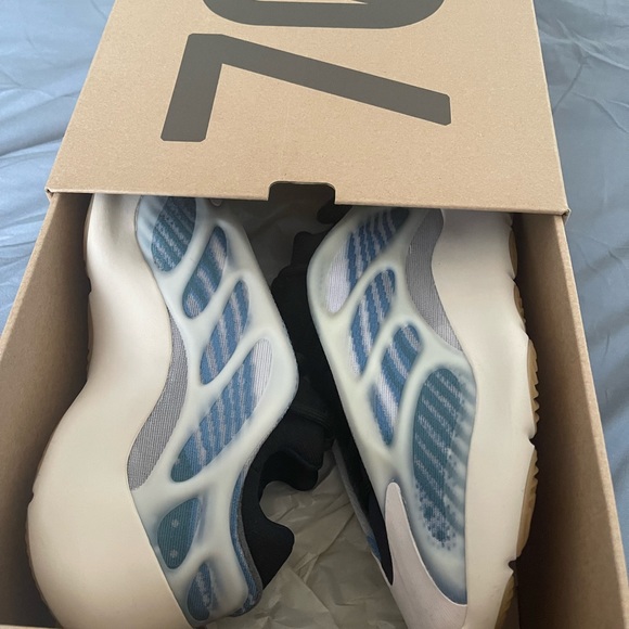 Yeezy 700 V3 kyanite - Picture 10 of 10